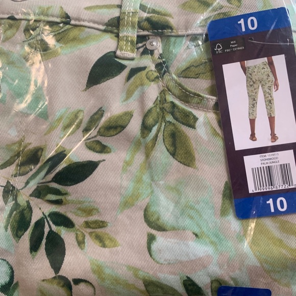Gloria Vanderbilt Printed Amanda Capri DenimPants, Green (Stonewood Palm Jungle) - Picture 4 of 6